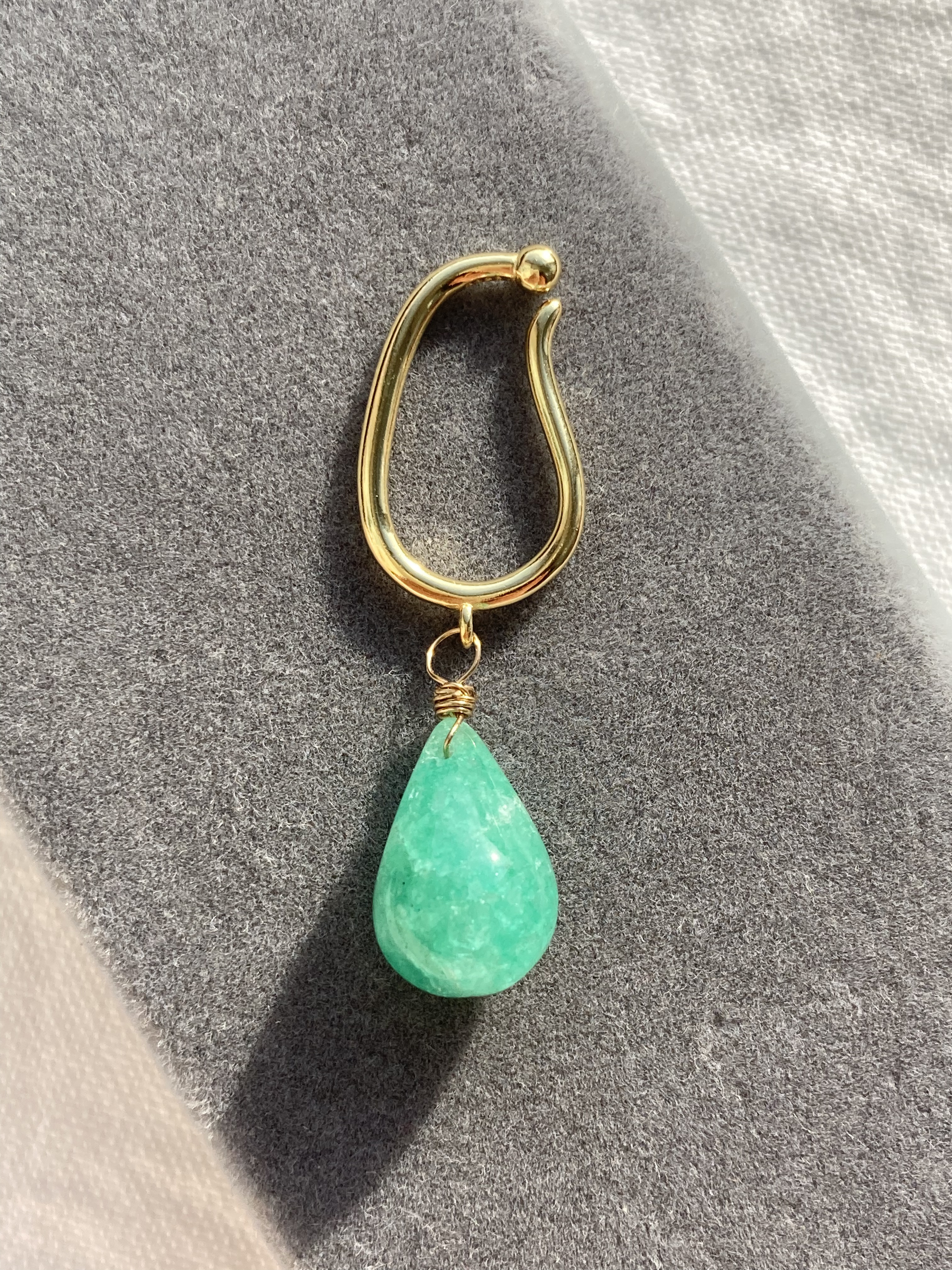 5月誕生石　大粒エメラルド　1粒　ビッグイヤーカフ　ゴールドコーティングシルバー925 緑柱石　愛を成熟させる石