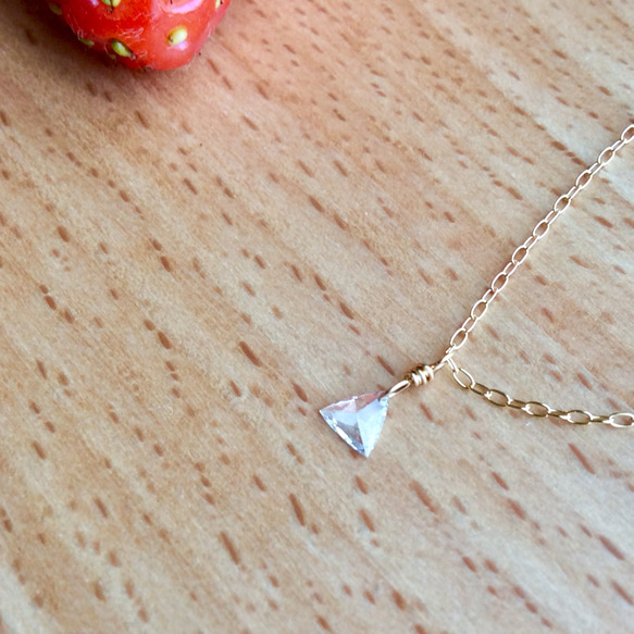 ガラスみたいな透明三角ダイヤの一粒ネックレス 0.10ct  K18 6枚目の画像