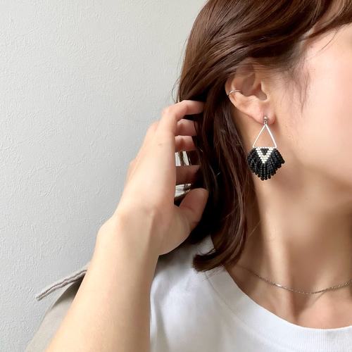 黒のビーズ付きフリンジアクセサリー