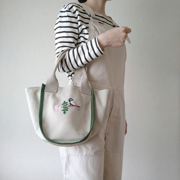 シジュウカラとお花の手刺繍トートバッグ 7枚目の画像