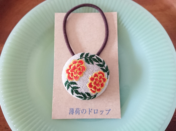 刺繍ヘアゴム「マリーゴールド」くるみボタン 1枚目の画像