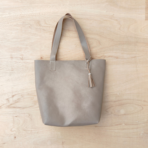 美品 VASIC トートバッグ サイン A4可能 レザー シボ革 グレージュ 美品 VASIC トートバッグ サイン A4可能 レザー シボ革 グレージュ