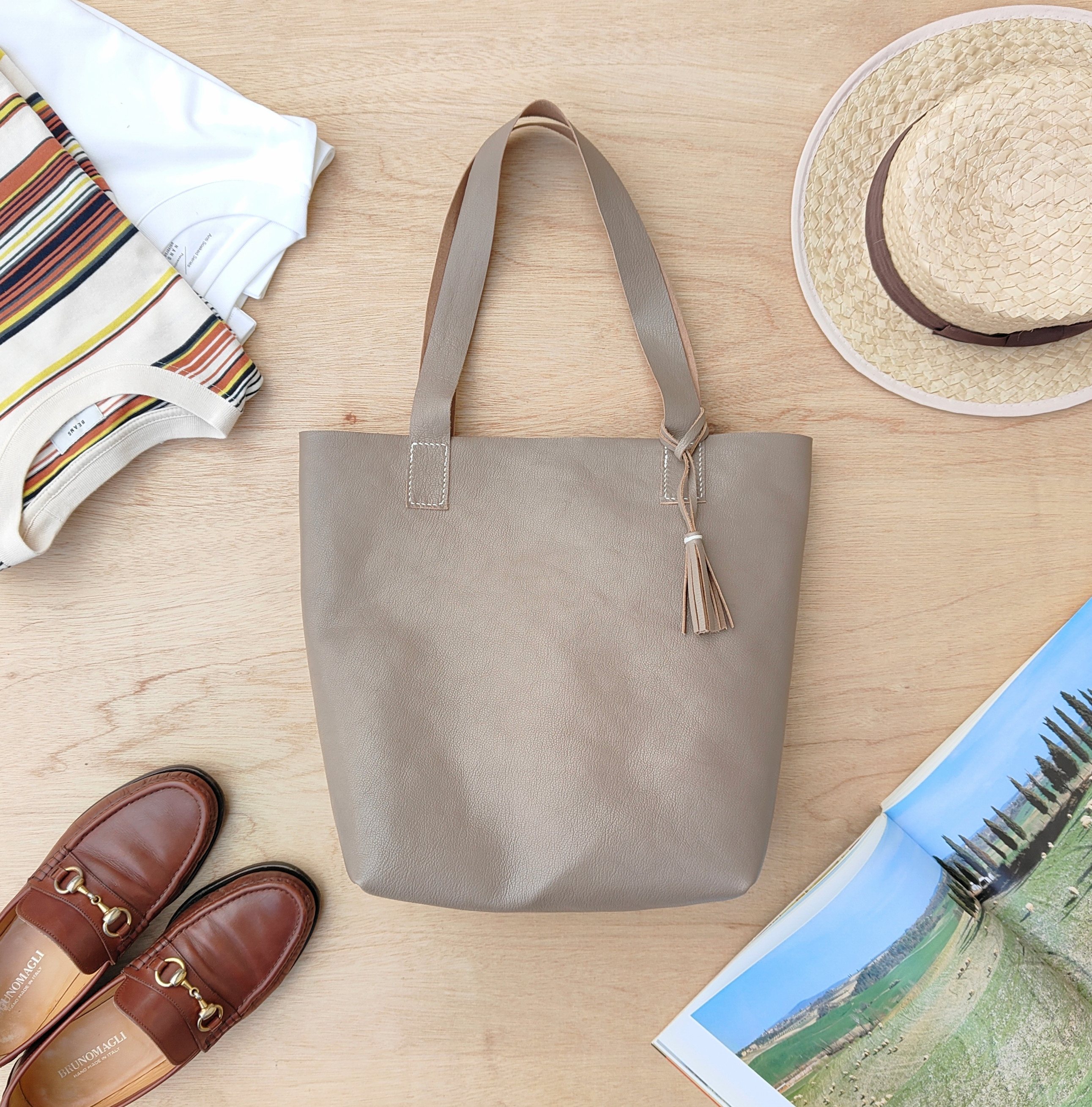 <A4がすっぽり入る>一枚革のBASICトートバッグ（メンズ/レディース/シンプル/大容量/肩掛け/軽い）グレージュ