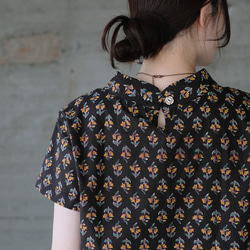 【ラスト1点】スタンドカラー総柄半袖ブラウス（22s-21）ブラック 10枚目の画像