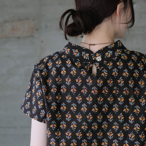 【ラスト1点】スタンドカラー総柄半袖ブラウス（22s-21）ブラック 10枚目の画像