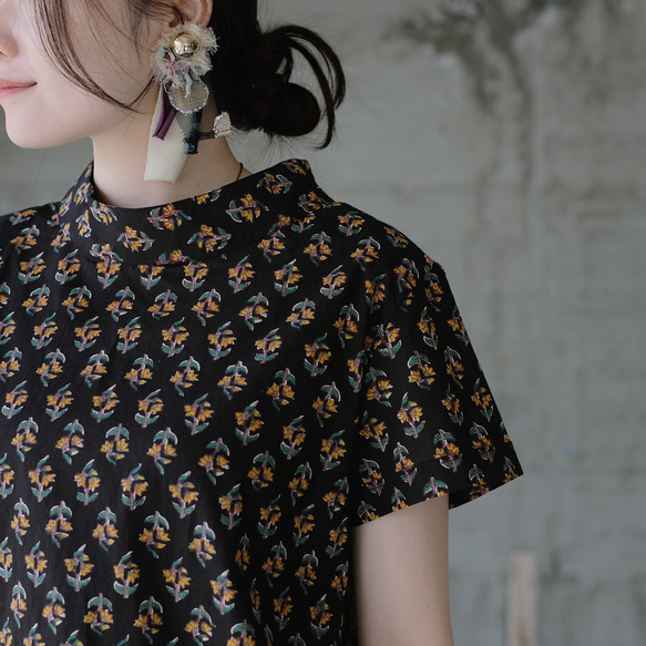 【ラスト1点】スタンドカラー総柄半袖ブラウス（22s-21）ブラック 9枚目の画像