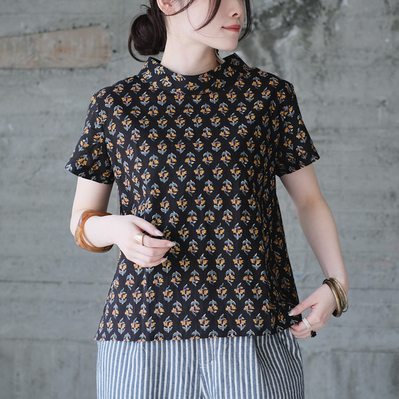 【ラスト1点】スタンドカラー総柄半袖ブラウス（22s-21）ブラック 1枚目の画像