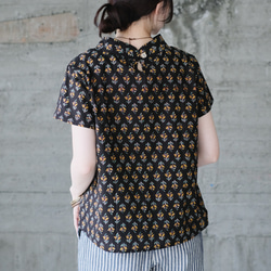 【ラスト1点】スタンドカラー総柄半袖ブラウス（22s-21）ブラック 2枚目の画像