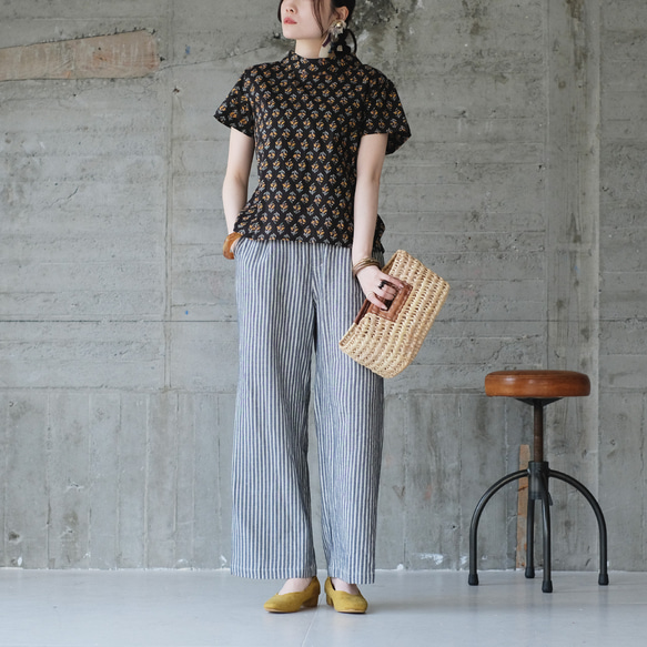 【ラスト1点】スタンドカラー総柄半袖ブラウス（22s-21）ブラック 3枚目の画像