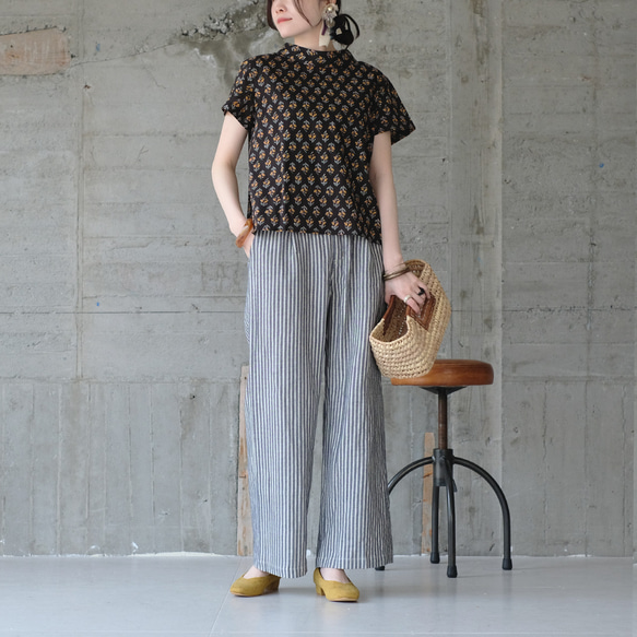 【ラスト1点】スタンドカラー総柄半袖ブラウス（22s-21）ブラック 8枚目の画像