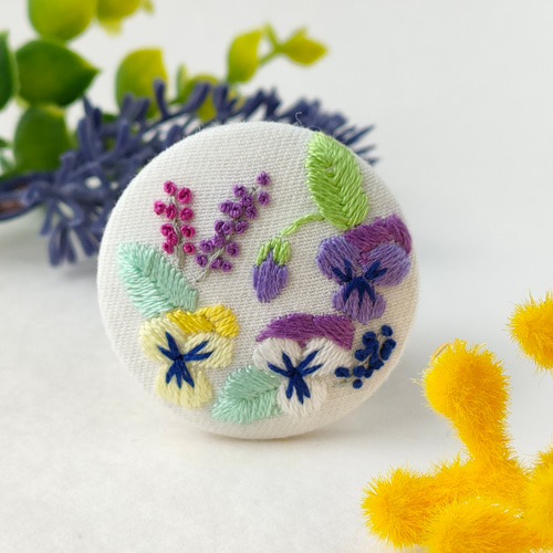庭に咲くビオラ・パンジー刺繍ブローチ（白） ブローチ かな