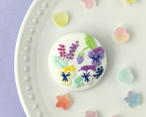 庭に咲くビオラ・パンジー刺繍ブローチ（白） ブローチ かな