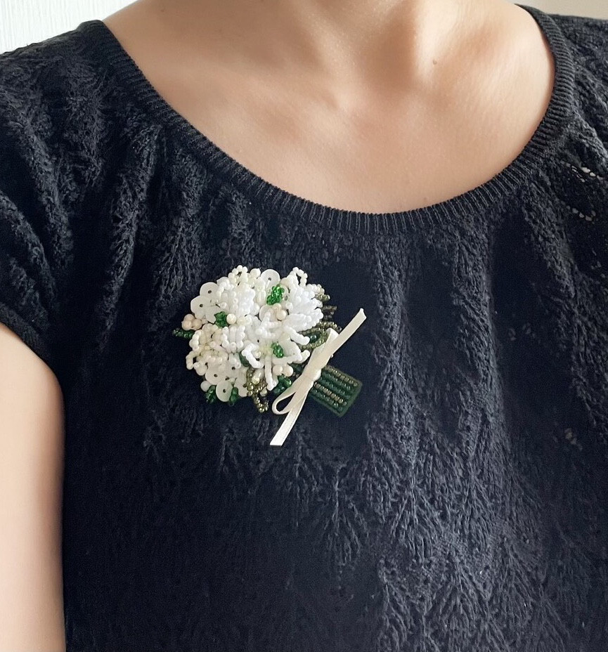 《特集掲載》花束のビーズ刺繍ブローチ＊ホワイト