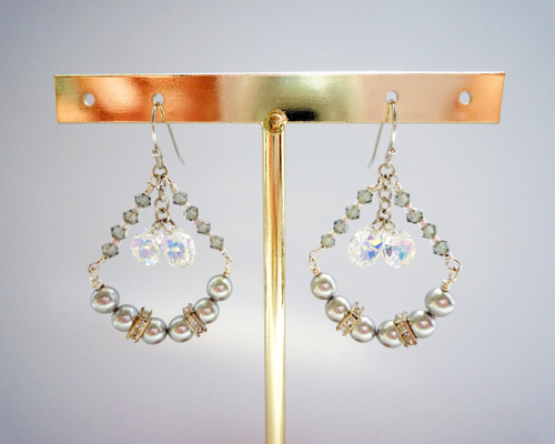 スワロフスキー・クリスタルのピアス-しずく型チャーム