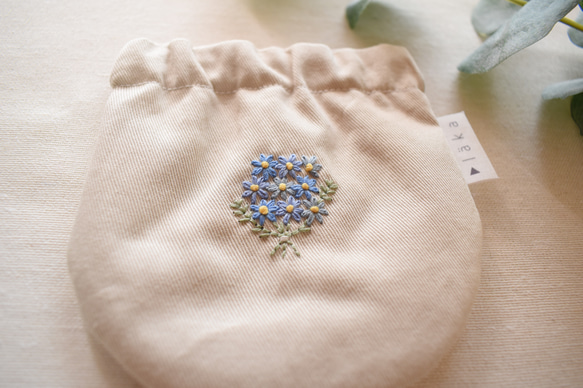 【手刺繍のバネ口ポーチ (ブルーデイジー)】 2枚目の画像