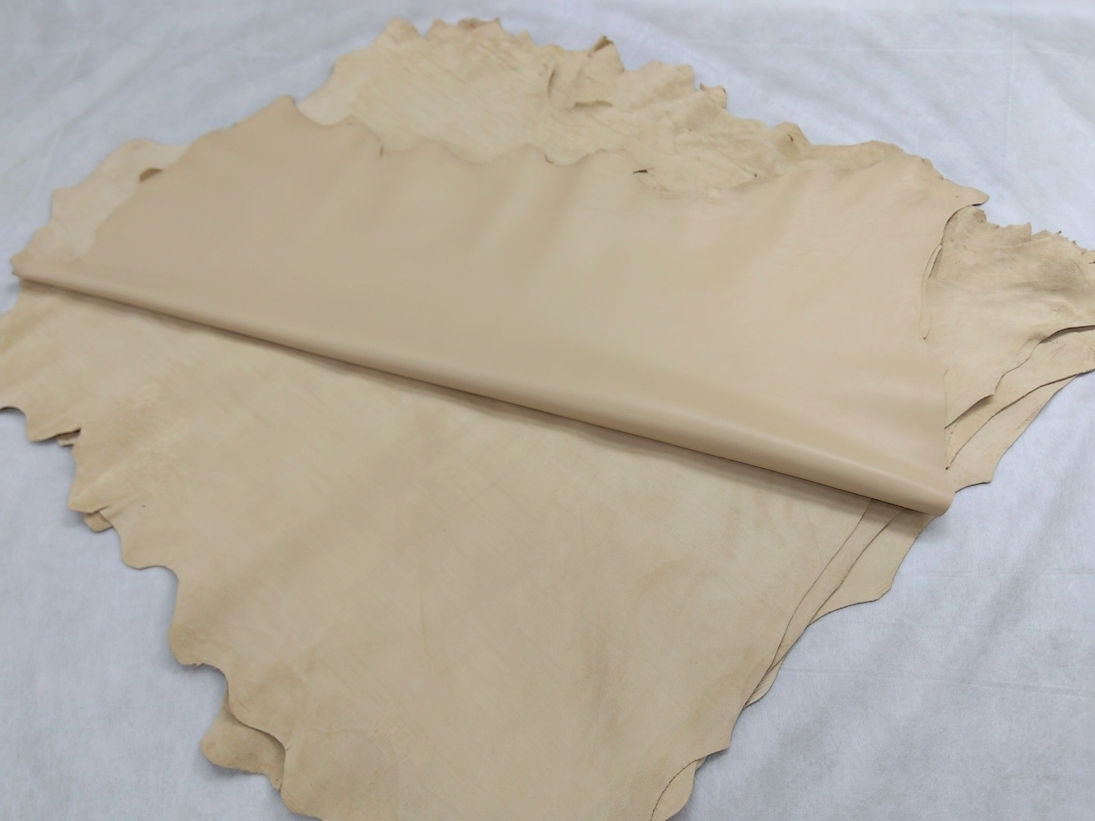 【しっとり柔らかラム革】ナタリーラム-COLOR 210-革の厚み0.9mm前後、大きさ50デシ前後