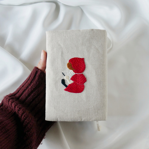 名入れ〛赤ずきんの手刺繍ブックカバー＊リネン ブックカバー ほころ