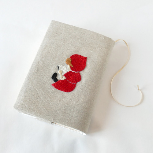 名入れ〛赤ずきんの手刺繍ブックカバー＊リネン ブックカバー ほころ