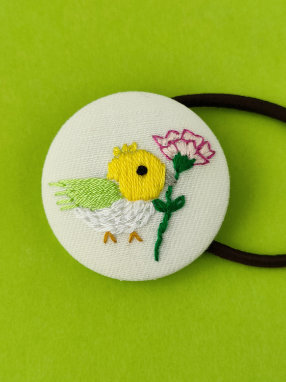 ありがとうを運ぶ黄色い小鳥の刺繍ヘアゴム　母の日 4枚目の画像