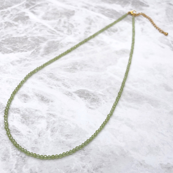 極小粒のペリドットネックレス チョーカー 35cm 38cm 40cm 金属アレルギー対応 8月誕生石 形状記憶ワイヤー 1枚目の画像