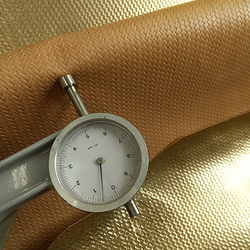 M339 alvinpeli社 牛革　ダブルフェイス　厚さ0.7ｍｍ前後　大きさ　70程度 gold 5枚目の画像