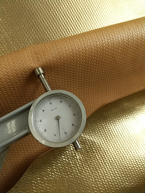 M339 alvinpeli社 牛革　ダブルフェイス　厚さ0.7ｍｍ前後　大きさ　70程度 gold 5枚目の画像