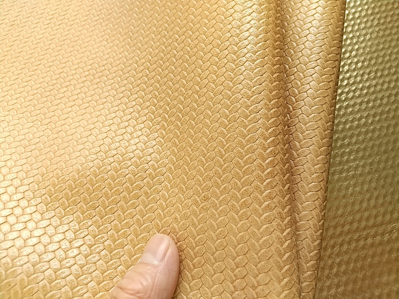 M339 alvinpeli社 牛革　ダブルフェイス　厚さ0.7ｍｍ前後　大きさ　70程度 gold 2枚目の画像
