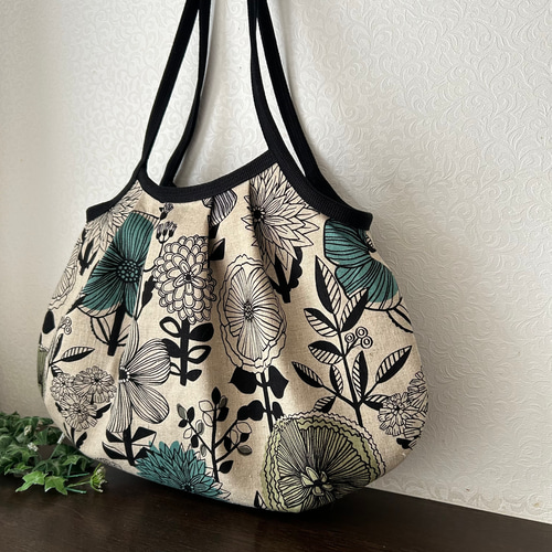 AP// ヴィンテージ花柄刺繍の黒グラニーバッグ AP// ヴィンテージ花柄刺繍の黒グラニーバッグ