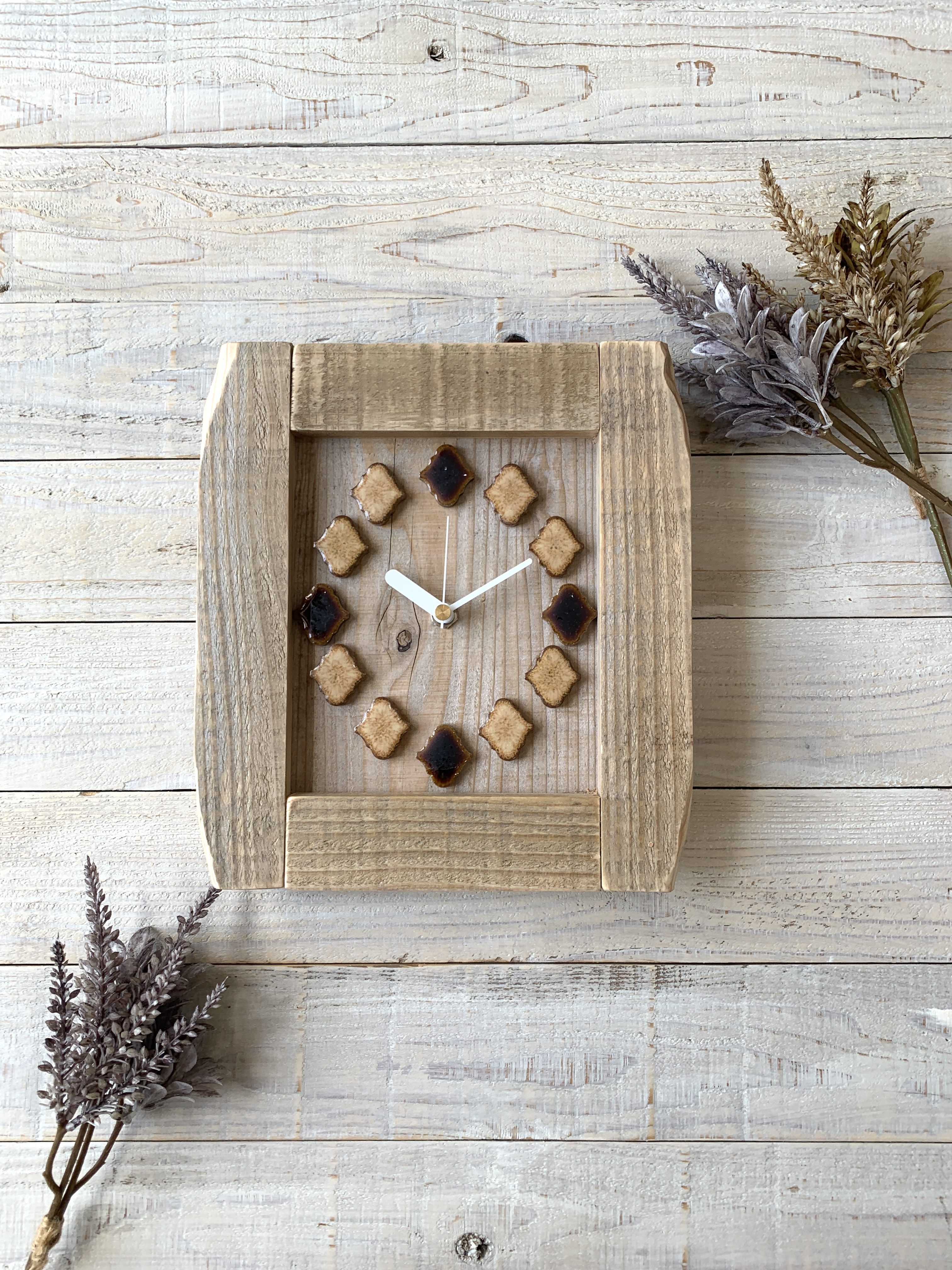 レトロなかわいさが魅力のランタンタイル掛け時計015