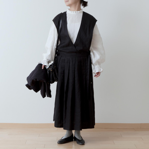 * 目前出現在《Naturilla》雜誌中 * 成人少女圍裙cachecoeur 連身裙 - 法國亞麻/黑色 第3張的照片