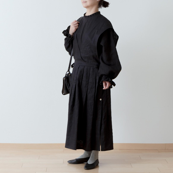 * 目前出現在《Naturilla》雜誌中 * 成人少女圍裙cachecoeur 連身裙 - 法國亞麻/黑色 第4張的照片