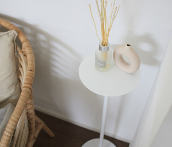 スリムテーブル 丸 黒 白 ブラック ホワイト おしゃれ 花瓶台 ディスプレイスタンド 高さ約75cm サイドテーブル 4枚目の画像