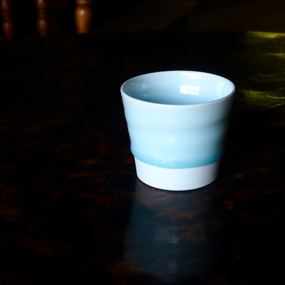青いうつわ　お茶やコーヒーなどのお飲み物にも　磁器　青白磁そばちょこ 1枚目の画像