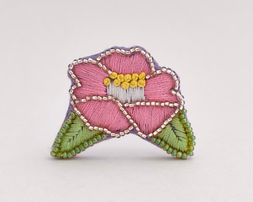 アビステ*花ブローチ*ビンテージ*椿 ピンク椿のビーズ刺繍ブローチ ブローチ かなちゃん手刺繍工房
