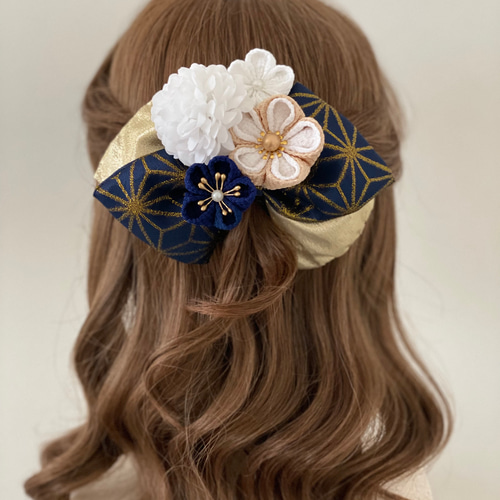 つまみ細工の髪飾り【ゴールド×紺色麻の葉リボンとつまみ細工