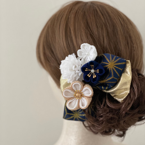 つまみ細工　髪飾り　紺　白　ゴールド つまみ細工 髪飾り 白/紺/くすみ赤/ゴールド 成人式 卒業式