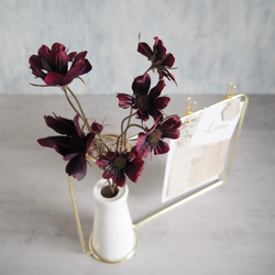 【チョコレートコスモス3輪】set花瓶付きゴールドワイヤーフォトスタンドアレンジ 6枚目の画像