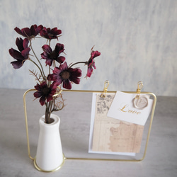 【チョコレートコスモス3輪】set花瓶付きゴールドワイヤーフォトスタンドアレンジ 2枚目の画像