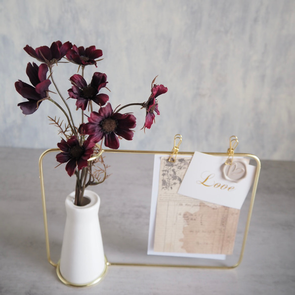 【チョコレートコスモス3輪】set花瓶付きゴールドワイヤーフォトスタンドアレンジ 2枚目の画像