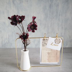 【チョコレートコスモス3輪】set花瓶付きゴールドワイヤーフォトスタンドアレンジ 1枚目の画像