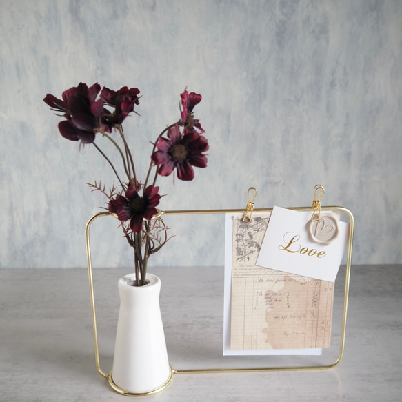 【チョコレートコスモス3輪】set花瓶付きゴールドワイヤーフォトスタンドアレンジ 1枚目の画像
