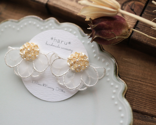 再販】フラワーレースとビーズ刺繍 のスパンコール【ﾍﾞｰｼﾞｭ】のお花