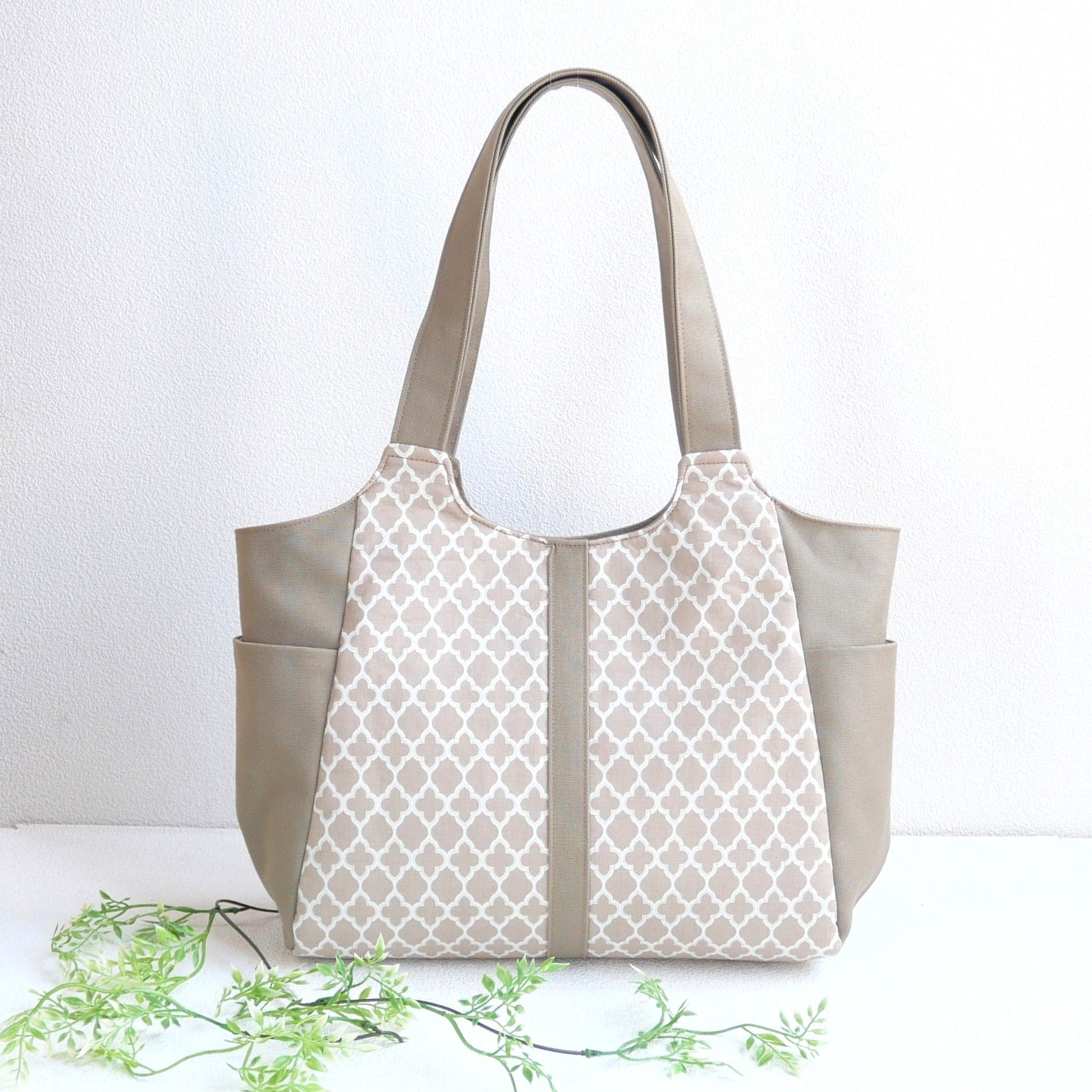 マチ巾選べる　ベージュのモロッカン柄のA4も入るポケットたくさん軽いバッグ