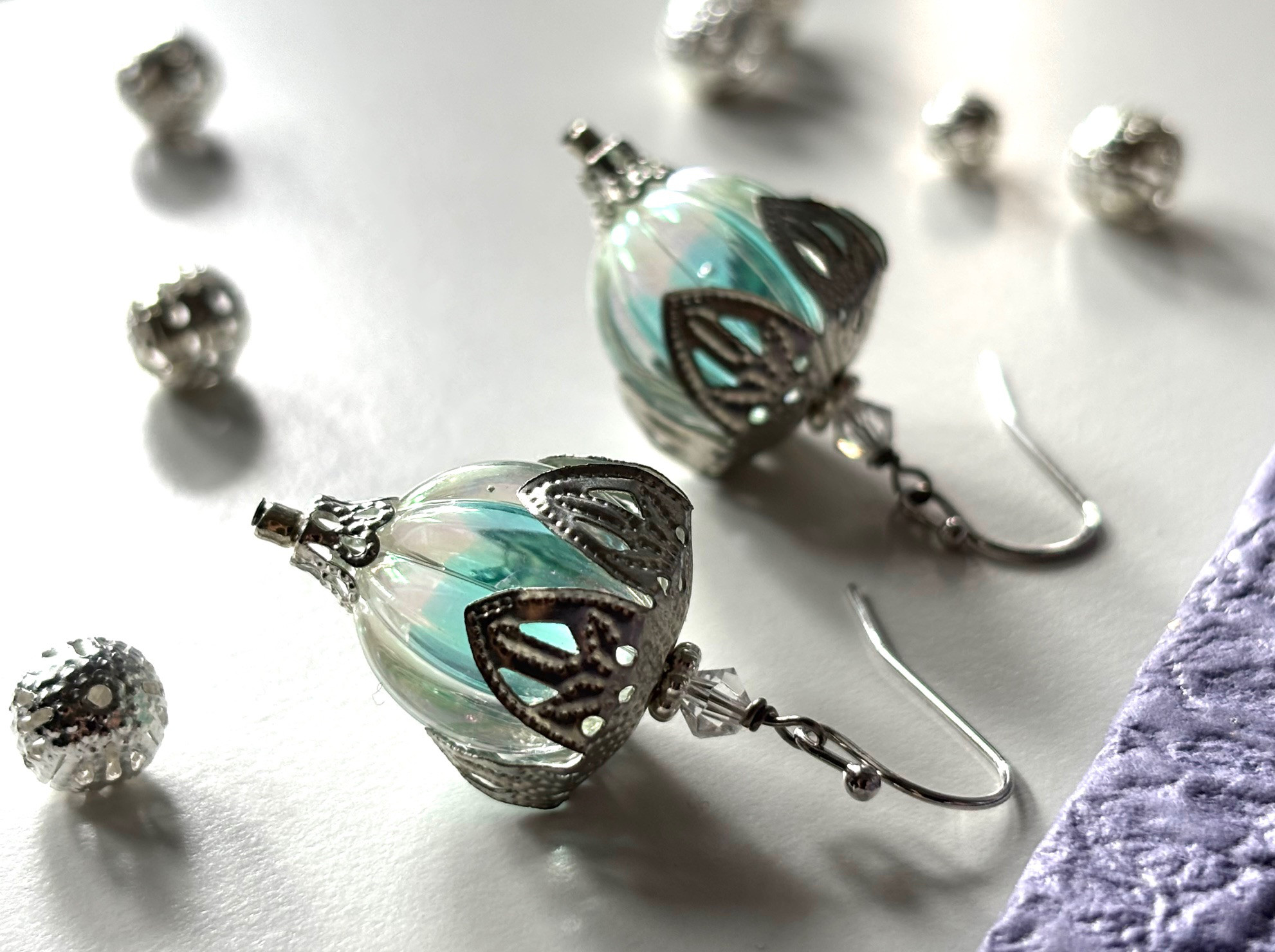 ゴッホのひまわり様　お決まり２点 ブルービーズのピアスとオーロラ色のビーズピアス