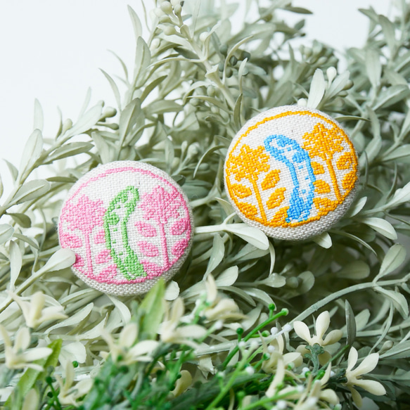 花咲くチンアナゴ さくら/ひまわり 刺繍くるみボタンブローチ/ヘアゴム
