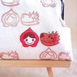 がま口通帳ケース〜赤ずきんちゃんとおおかみさん刺繍〜消しゴムはんこ柄　※受注生産 2枚目の画像