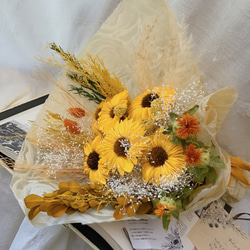 花束を手に 再販♡ 夏の誕生花2025♡年中枯れない花束❤︎太陽のように
