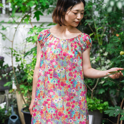 新品タグ付き！ Sarah リバティワンピース リバティ】ギャザー裏付きリラックスロングワンピ(ciara キアラ/ピンク