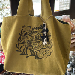 ✴︎こんなトートバッグがほしかった✴︎AMBER オリジナルリネンの刺繍バッグ　たんぽぽ　♪チャームつき♪ 2枚目の画像