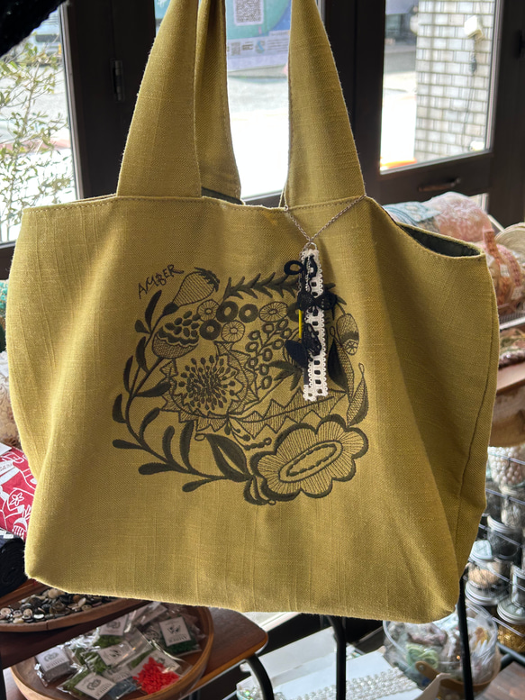 ✴︎こんなトートバッグがほしかった✴︎AMBER オリジナルリネンの刺繍バッグ　たんぽぽ　♪チャームつき♪ 2枚目の画像